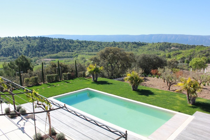Maison traditionnelle avec piscine et belle vue en Provence