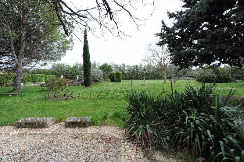 Large farmhouse with pool, landscaped park and outbuildings for sale in Luberon