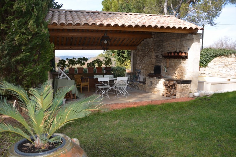 Authentic village house in idyllic environment with views for sale in Goult 