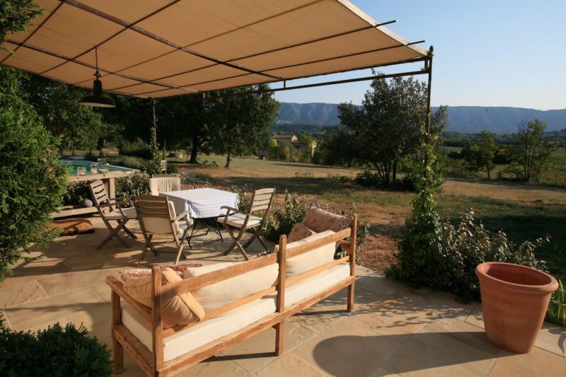 Renovated country house with views for sale in the Luberon 