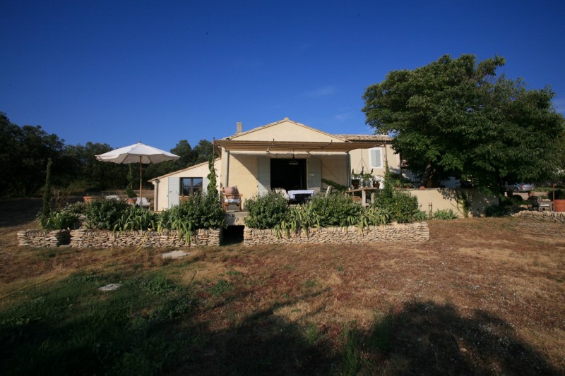 Renovated country house with views for sale in the Luberon 
