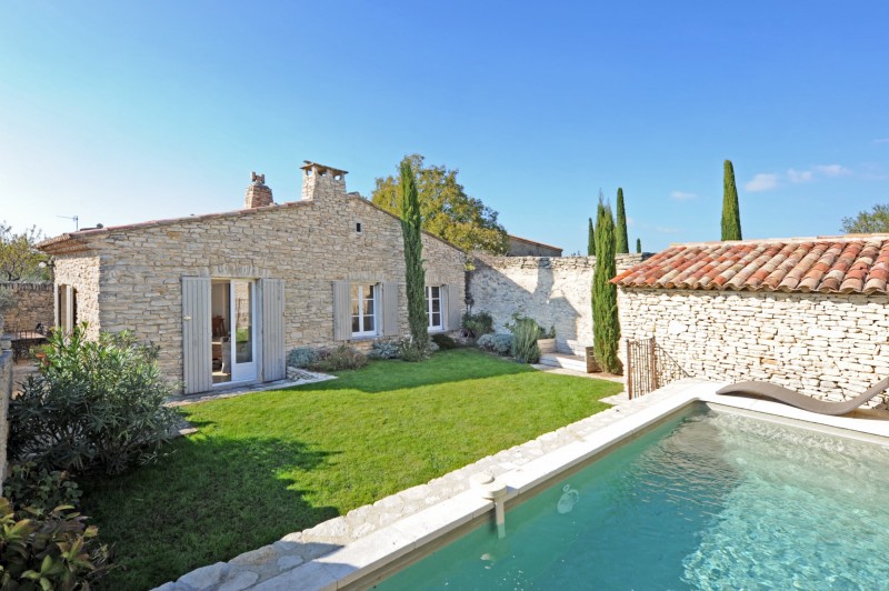 Few minutes away from the prestigious village of Gordes, for sale, charming house with swimming pool, garden and terrace