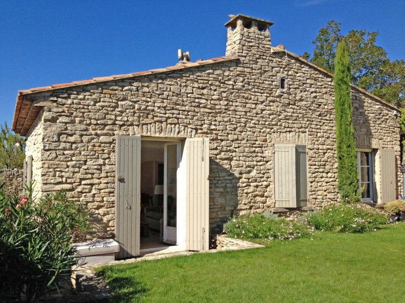 Few minutes away from the prestigious village of Gordes, for sale, charming house with swimming pool, garden and terrace