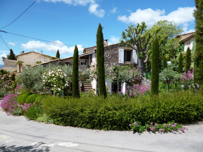 Maison en pierres rénovée à vendre en Luberon