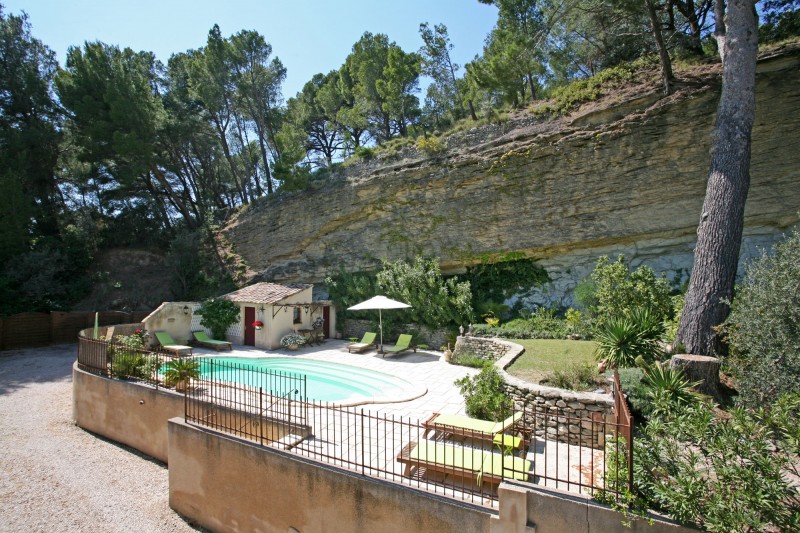 En Provence, sous un rocher, un jardin et une piscine