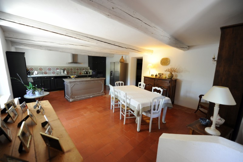 Beautiful farmhouse with vast outbuildings to be renovated, on 15 hectares of land in the Luberon  