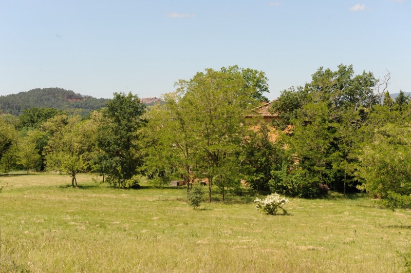 Beautiful farmhouse with vast outbuildings to be renovated, on 15 hectares of land in the Luberon  