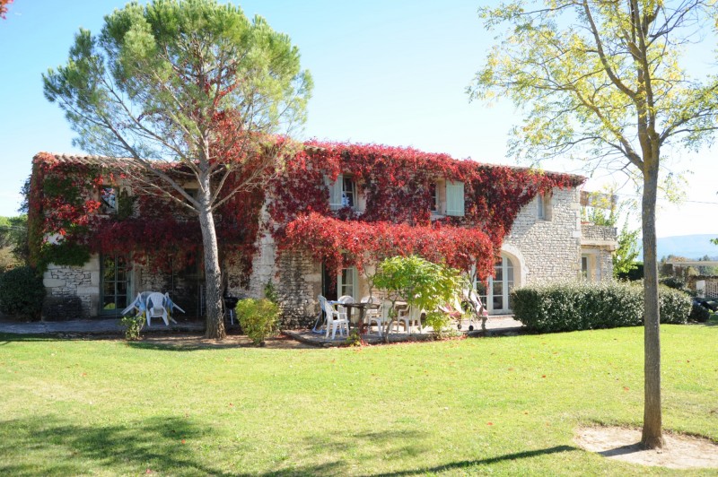 Vente Maison en pierres avec piscine et d'agréables vues à vendre à Gordes en Provence