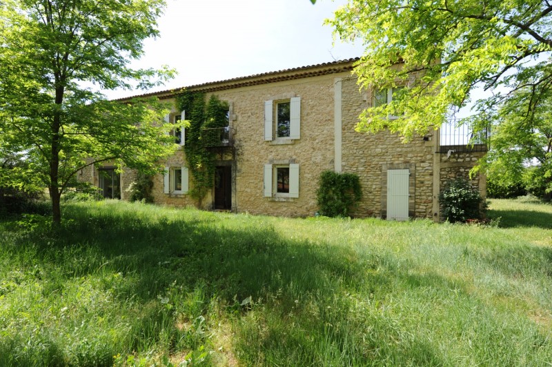 For sale in the Park of Luberon, provençal farmhouse to renovate, with garden and swimming pool