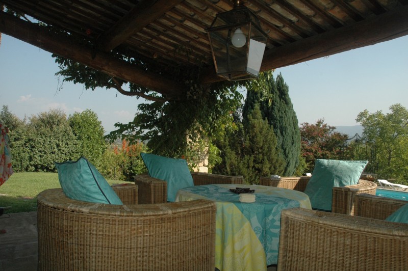 For sale, stone house with views over the Luberon, with garden of 6 000 m² and pool