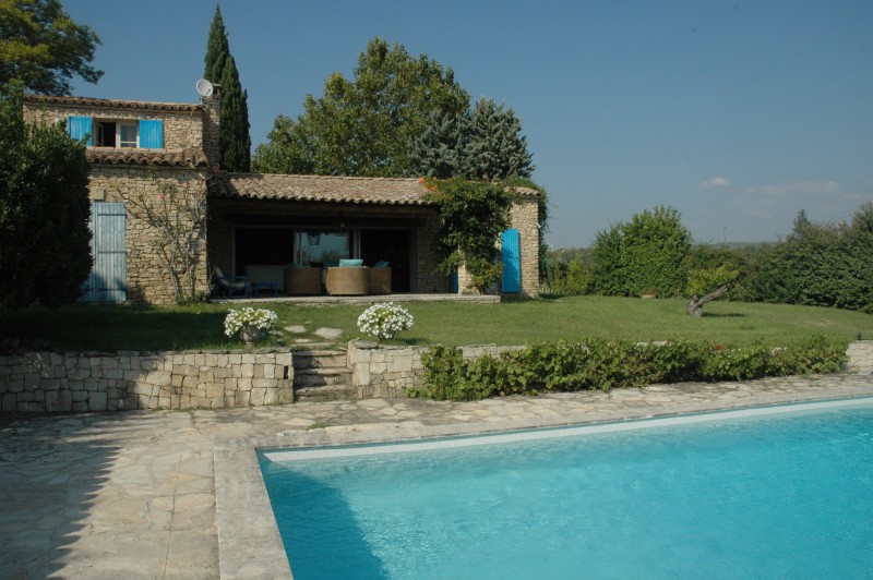 For sale, stone house with views over the Luberon, with garden of 6 000 m² and pool