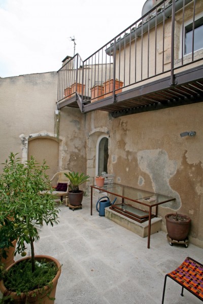 Village house with courtyard and terrace with views of the Luberon for sale in Ménerbes 