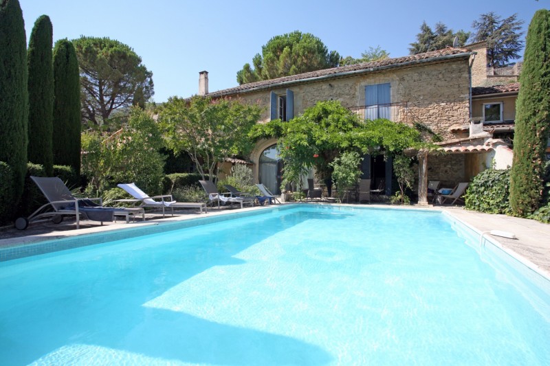 At the foot of the Luberon mountain, this XVIIIth century renovated house is just a few minutes from one of Provence's renowned villages