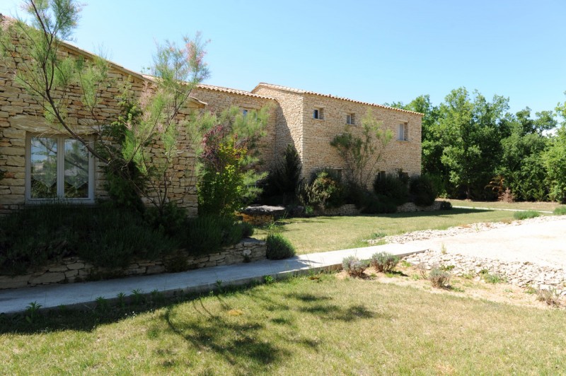 Between Roussillon and Gordes, stone house of approximately 380 sqm with large garden for sale