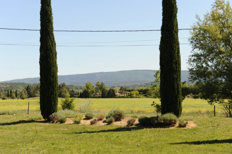 Between Luberon and Monts du Vaucluse, for sale, house built in stones of Gordes, on a plot of land of 2700 m² with views on Goult and the Luberon. 