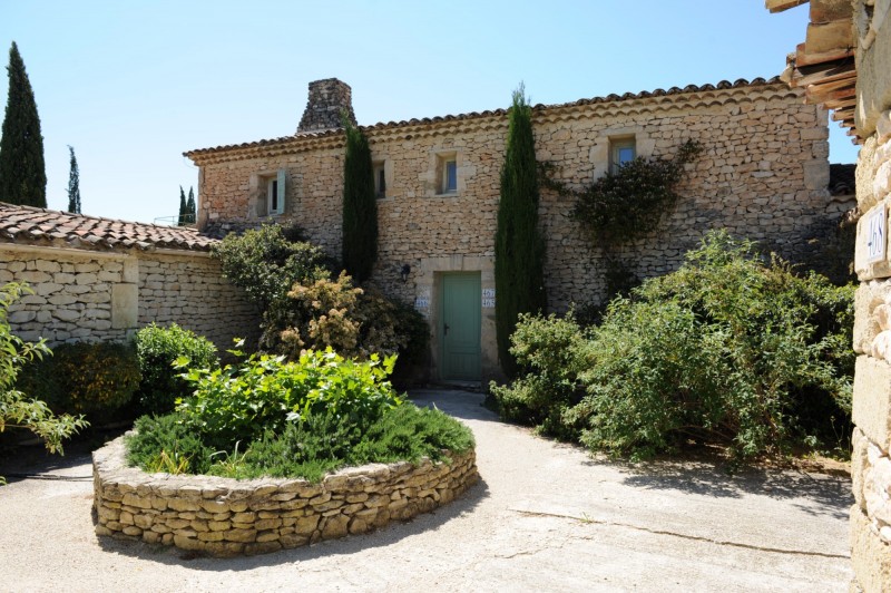 Between Luberon and Monts du Vaucluse, for sale, house built in stones of Gordes, on a plot of land of 2700 m² with views on Goult and the Luberon. 