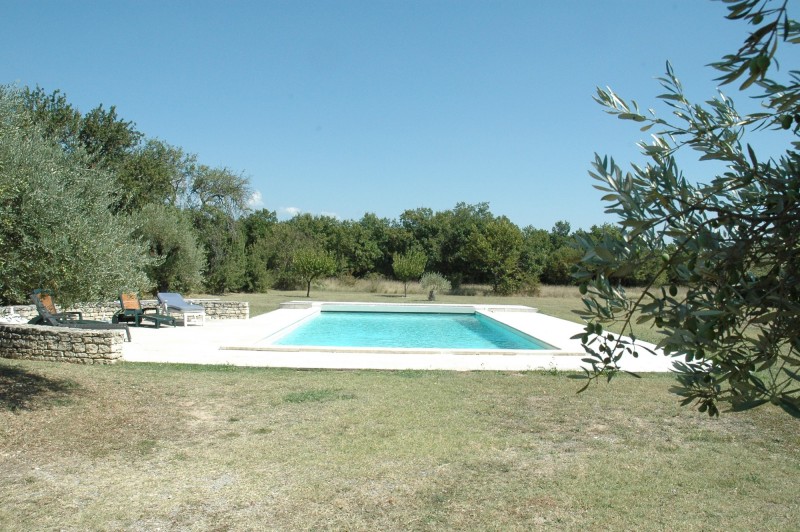 In Luberon, for sale, stone built property, on 1.4 hectare of land with outbuildings and swimming pool