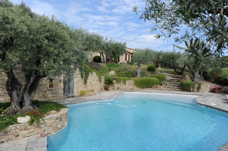Propriété en pierres avec piscine à vendre en Provence