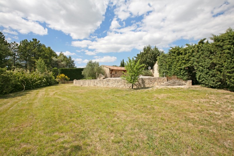 Sole agent, stone property with pool and large workshop for sale in Gordes 
