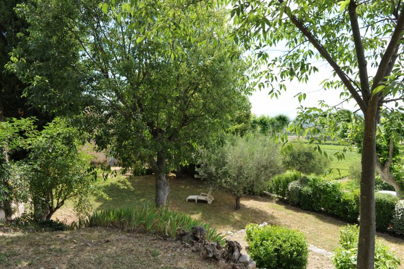 For sale in Luberon, village house with garden, garage and outbuildings