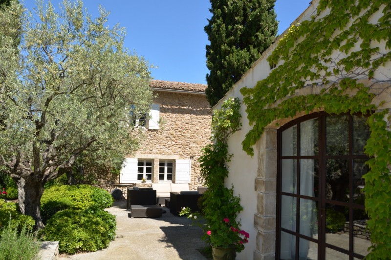 Renovated farmhouse for sale in Provence