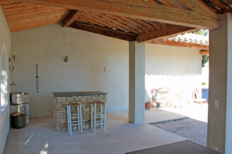 Single storey villa with outbuildings for sale in Luberon 