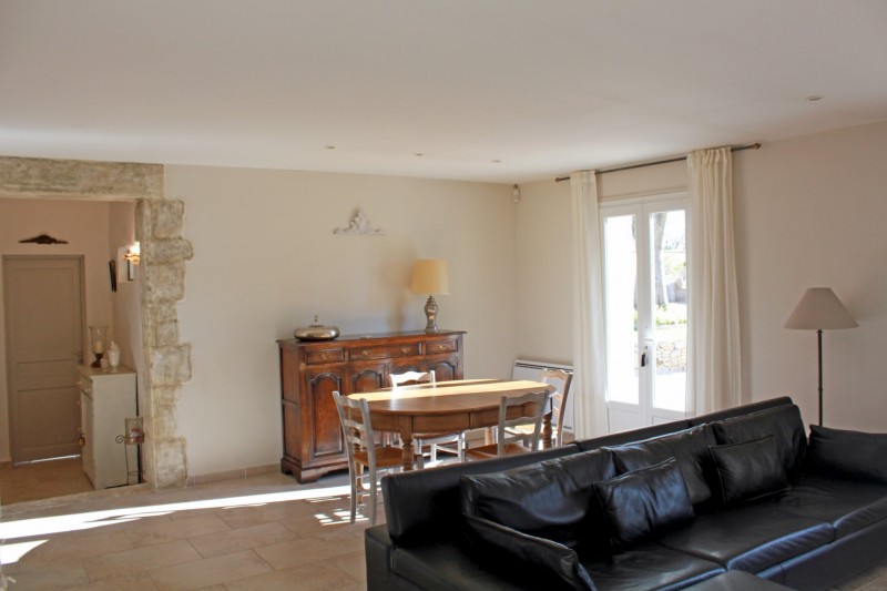 Single storey villa with outbuildings for sale in Luberon 
