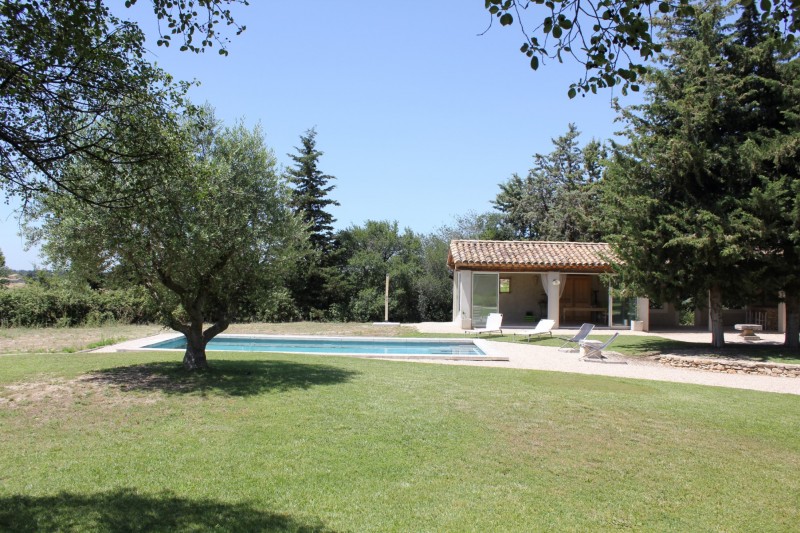 Jolie maison de plain pied avec piscine à vendre dans le Luberon par ROSIER