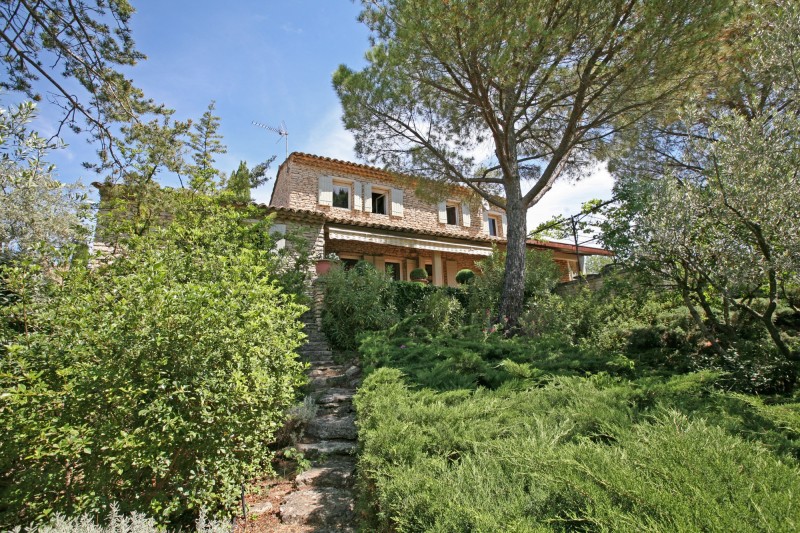 For sale in Gordes, stone house with pool overlooking the valley and the Luberon