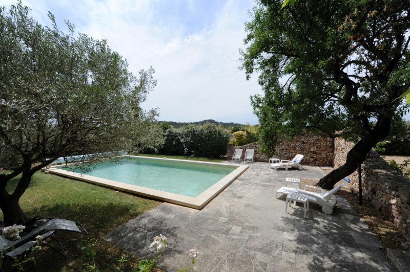 For sale in Luberon, beautiful hamlet property with large garden