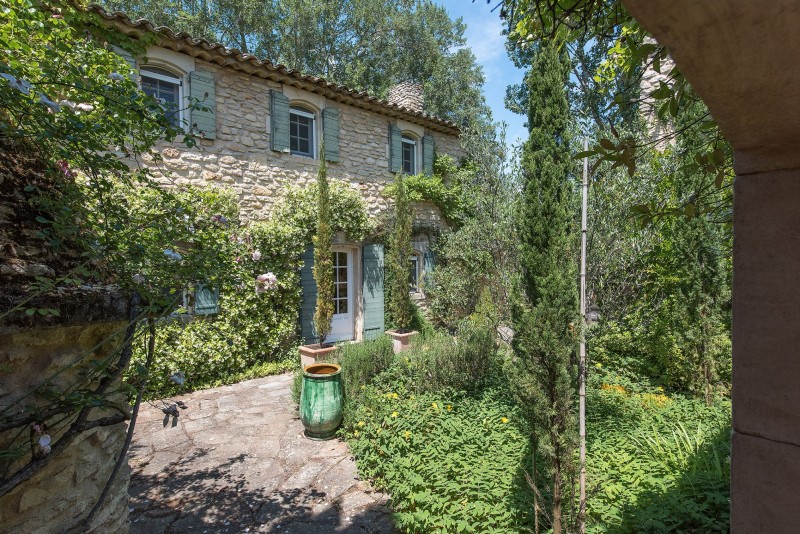 Beautiful property with charm and outbuildings for sale in Gordes 