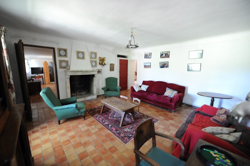 Authentic farmhouse with pool and tennis on 9 hectares for sale in the Luberon 