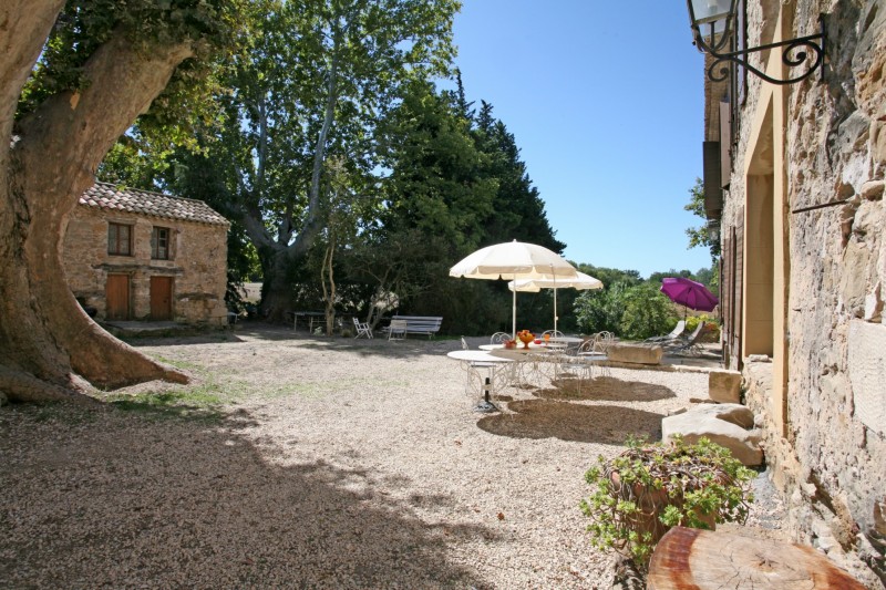 For sale in Comtat Venaissin, mansion with guests cottages and swimming pool