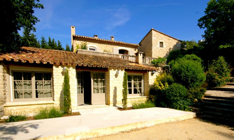 Property in Menerbes with view and pool on more than 9 000 sqm for sale 
