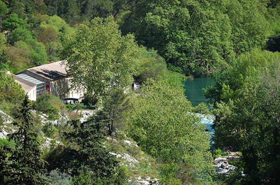 Vente A vendre, dans un site naturel d'exception,  aux portes du Luberon, propriété de 3 maisons avec 2 piscines et vue 