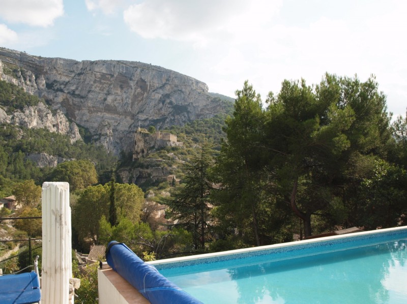 For sale, in a superb location with views close to Luberon, property of 3 houses and 2 pools