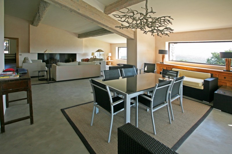 Contemporary property with approximately 300 sqm and stunning views for sale in Luberon