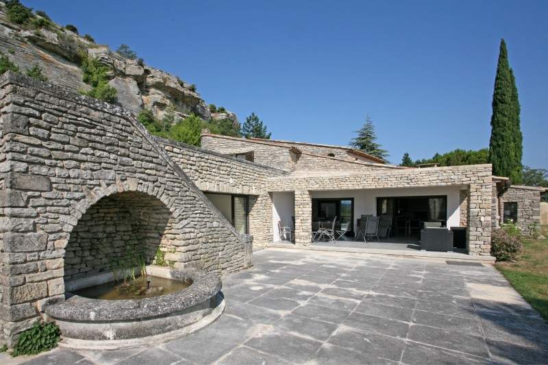 Vente A vendre à Gordes, maison contemporaine en pierres totalement rénovée avec vue superbe sur le Luberon et les Alpilles 