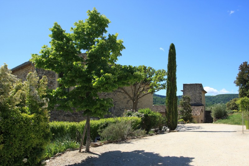 Private hamlet with 5 houses and outbuildings for sale in Luberon 