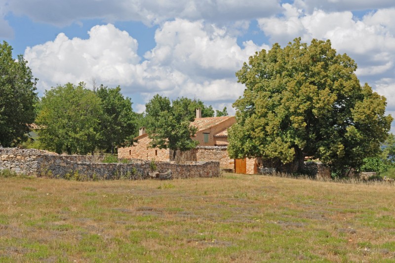 Ancienne ferme restaurée avec vue et annexes à vendre en Luberon