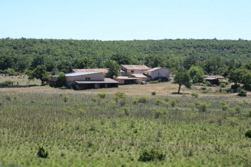 In Provence, property for renovation for sale on 247 acres in the Luberon Regional Park 