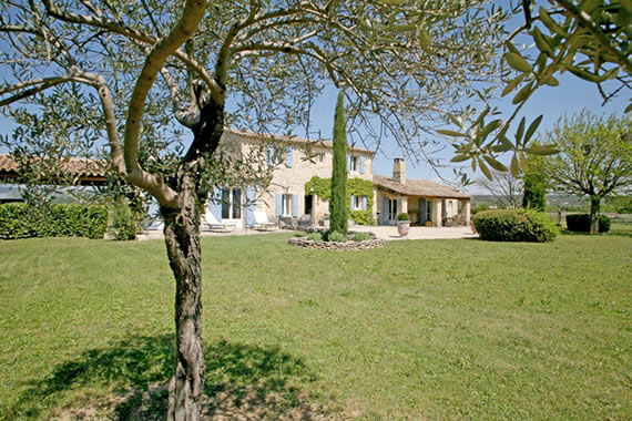 In the plain of Gordes, for sale, beautiful farmhouse with stunning views of the Luberon