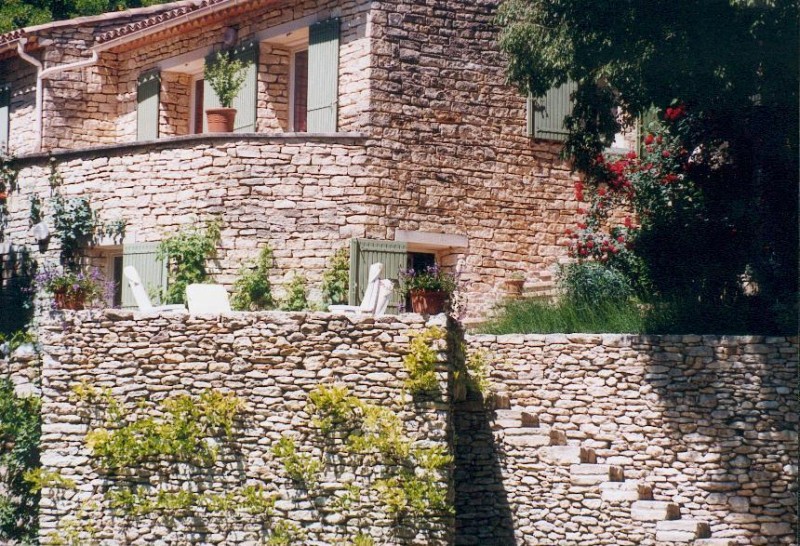 Vente Pres de Gordes, en vente,  maison en pierres avec terrasses, parc et piscine