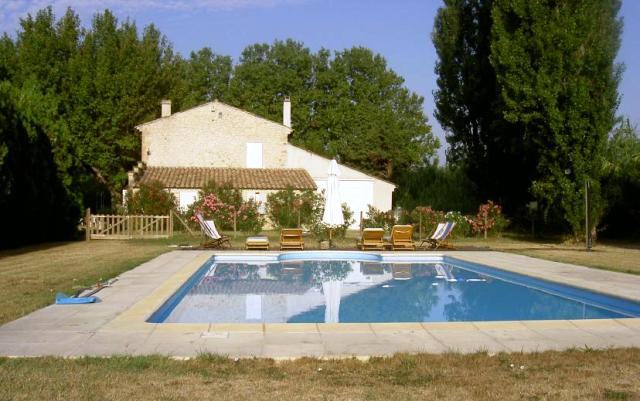 Vente En vente,  près d'Avignon, mas provençal rénové avec piscine  sur 1,5 hectare 