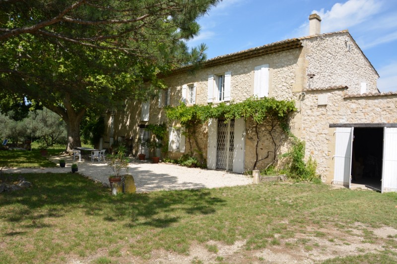 Vente En vente,  près d'Avignon, mas provençal rénové avec piscine  sur 1,5 hectare 