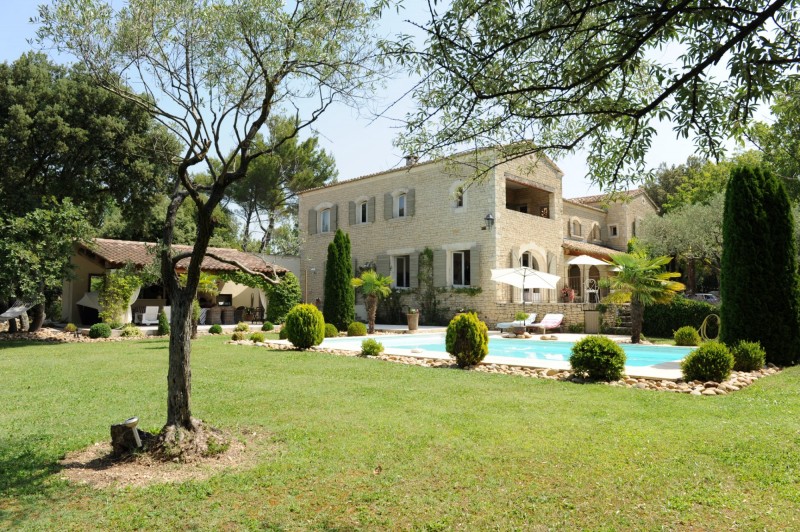 In Luberon, beautiful family house with swimming pool on 1.2 hectare of land