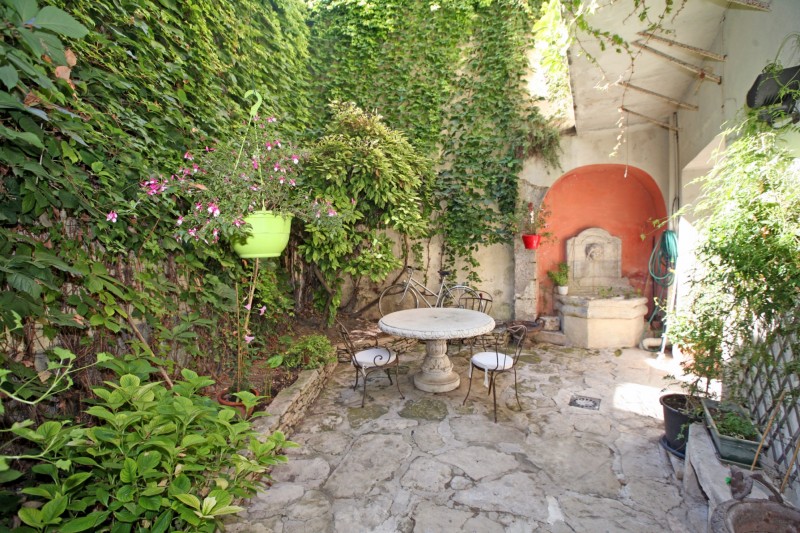Elegant period town house for sale in the Luberon 