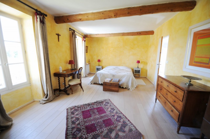 Authentic farmhouse with courtyard and stunning views for sale in Luberon 