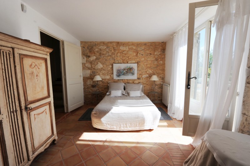 Authentic farmhouse with courtyard and stunning views for sale in Luberon 