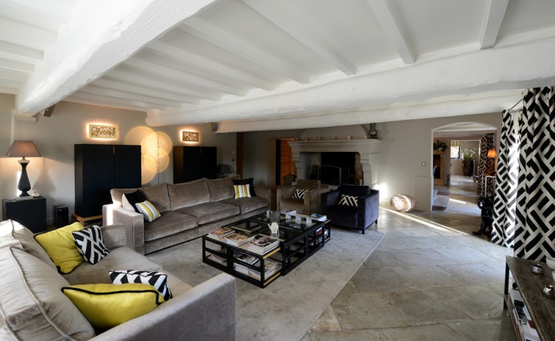 Alpilles, between St-Rémy-de-Provence and Avignon, farmhouse carefully renovated